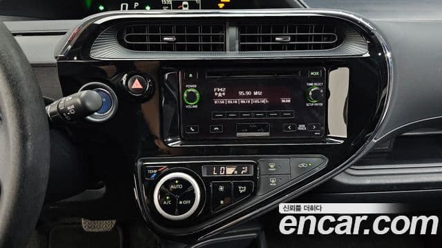 Toyota Prius C 2018 — Şəkil 16/30