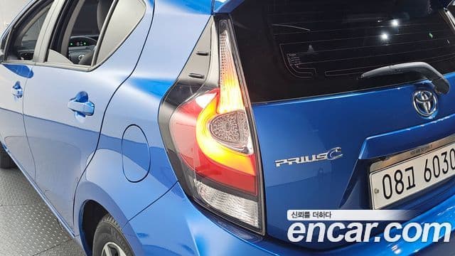 Toyota Prius C 2018 — Şəkil 14/30