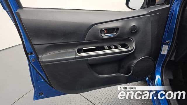 Toyota Prius C 2018 — Şəkil 25/30