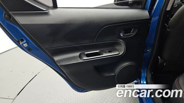 Toyota Prius C 2018 — Şəkil 18/30