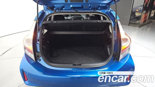 Toyota Prius C 2018 — Şəkil 29/30