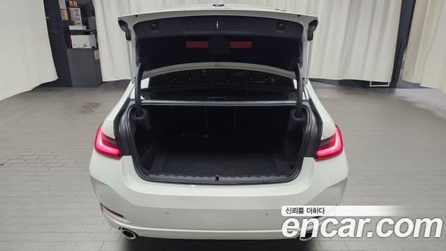 BMW 3 Series 2025 — Photo 28/37