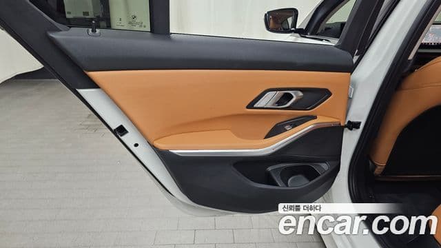 BMW 3 Series 2025 — Photo 29/37