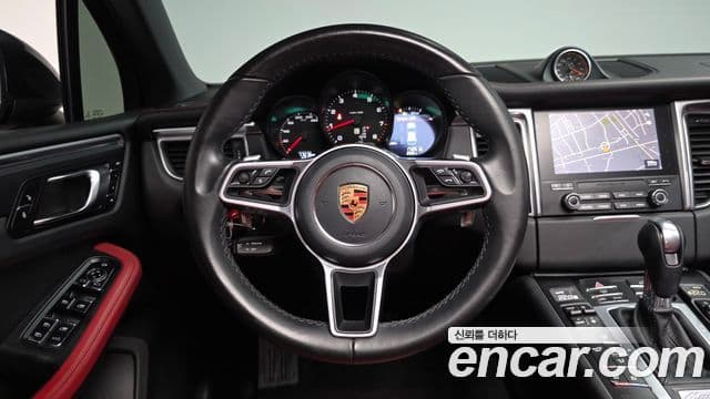 Porsche Macan 2018 — Photo 18/33
