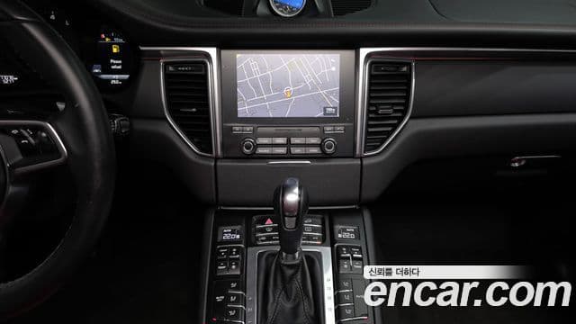 Porsche Macan 2018 — Photo 17/33