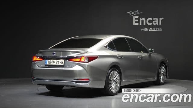 Lexus ES300h 2021 — Şəkil 1/30