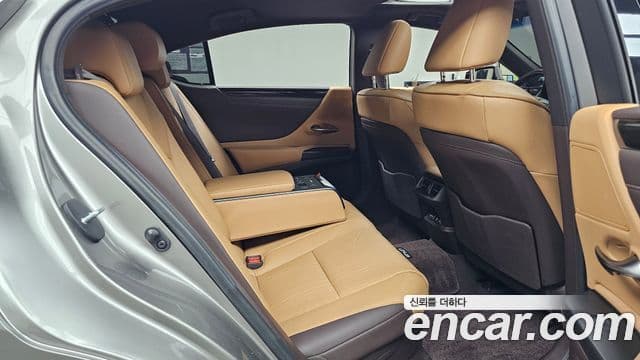 Lexus ES300h 2021 — Şəkil 16/30