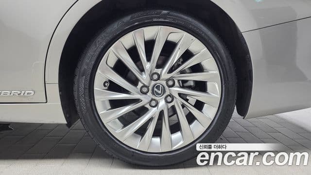 Lexus ES300h 2021 — Şəkil 25/30