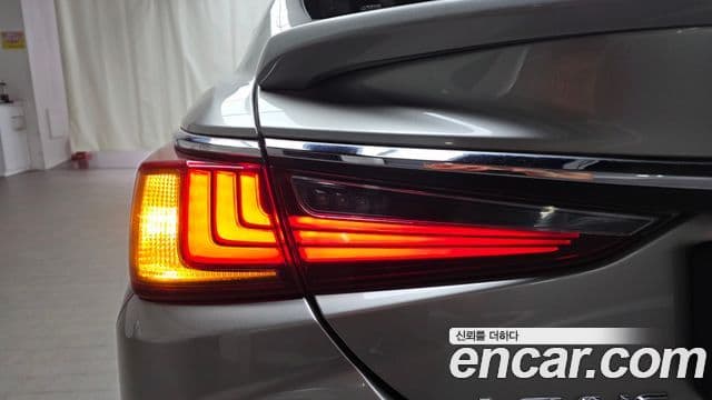 Lexus ES300h 2021 — Şəkil 30/30