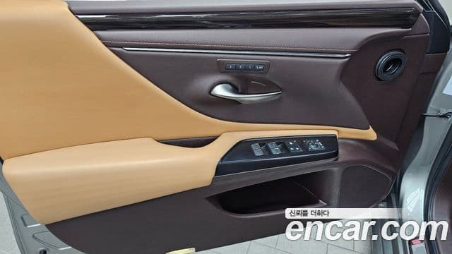 Lexus ES300h 2021 — Şəkil 18/30