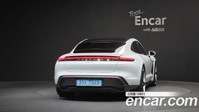 Porsche Taycan 2023 — Photo 14/20