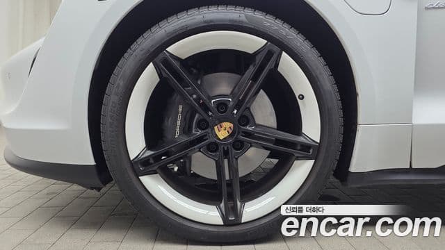 Porsche Taycan 2023 — Photo 9/20