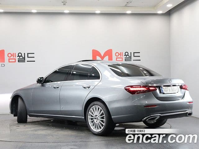 Mercedes-Benz E-Class 2023 — Photo 4/20