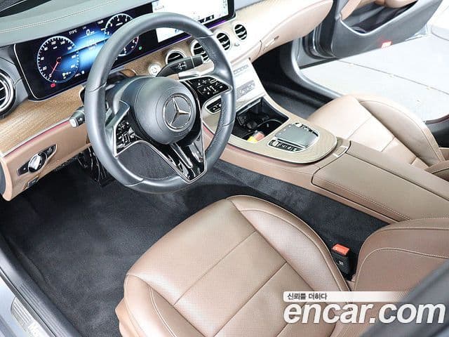 Mercedes-Benz E-Class 2023 — Photo 7/20
