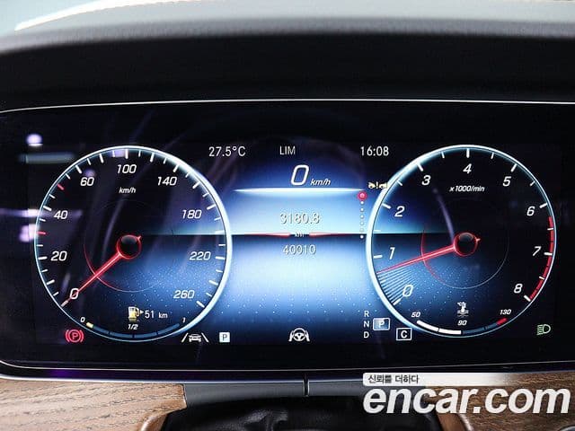 Mercedes-Benz E-Class 2023 — Photo 17/20