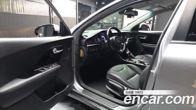 Kia Niro 2020 — ფოტო 28/30