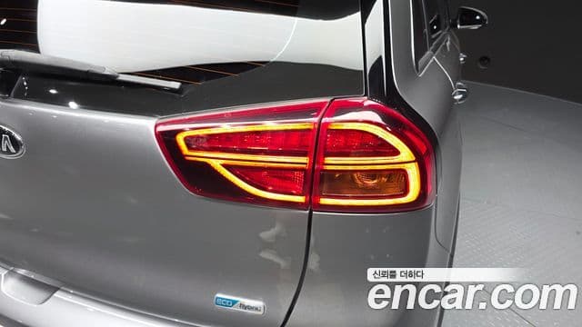 Kia Niro 2020 — ფოტო 16/30