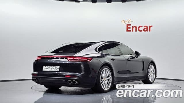 Porsche Panamera 2018 — Photo 32/33