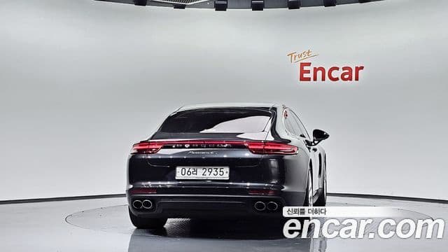 Porsche Panamera 2018 — Photo 28/33
