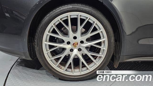 Porsche Panamera 2018 — Photo 2/33