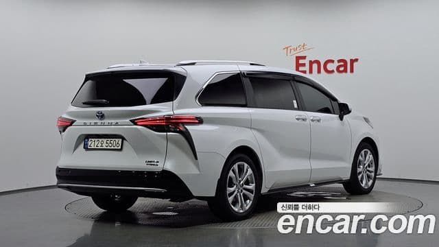 Toyota Sienna 2023 — Şəkil 17/39