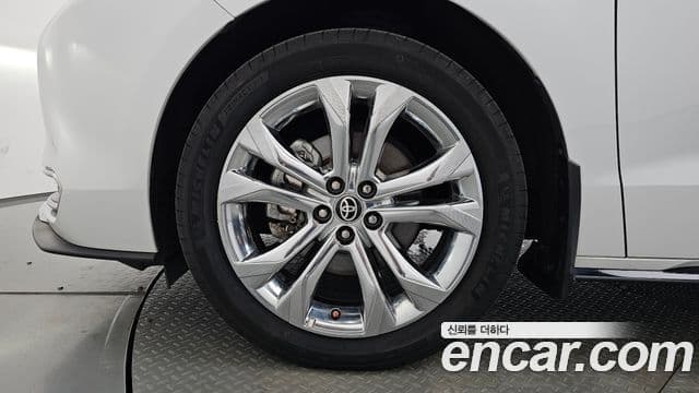 Toyota Sienna 2023 — Şəkil 16/39