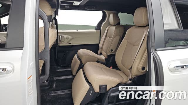 Toyota Sienna 2023 — Şəkil 28/39