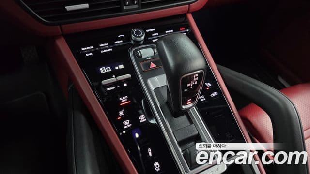 Porsche Cayenne 2021 — Photo 16/34