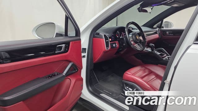 Porsche Cayenne 2021 — Photo 22/34