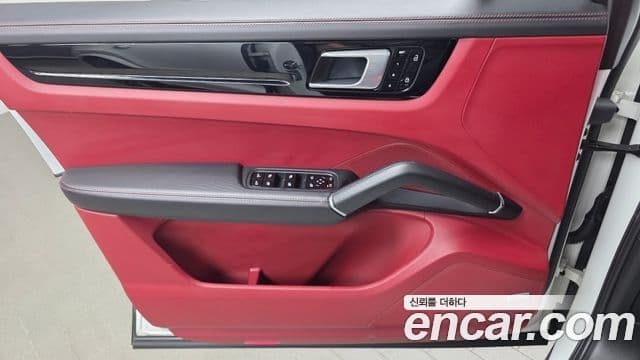 Porsche Cayenne 2021 — Photo 19/34
