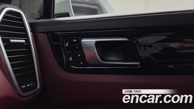 Porsche Cayenne 2021 — Photo 2/34