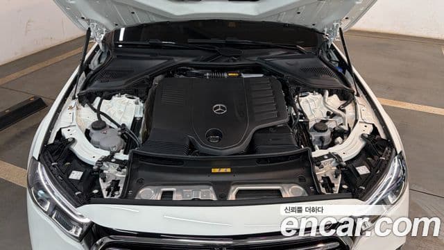Mercedes-Benz E-Class 2024 — Photo 10/20