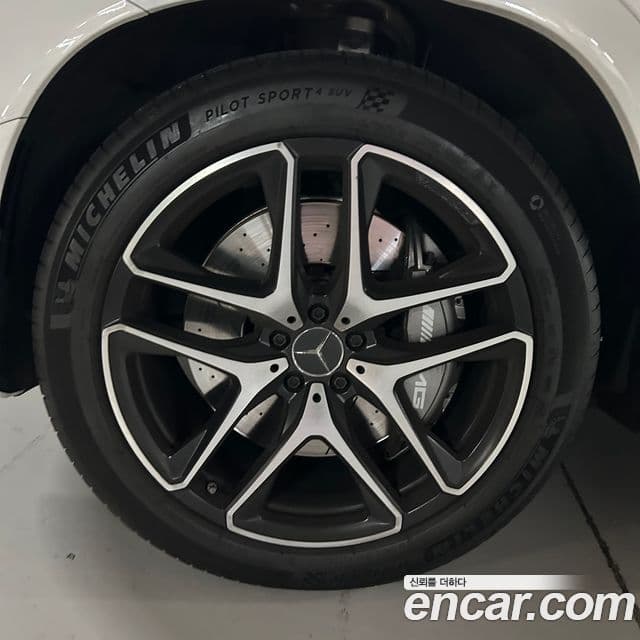 Mercedes-Benz GLE-Class 2020 — Photo 2/10
