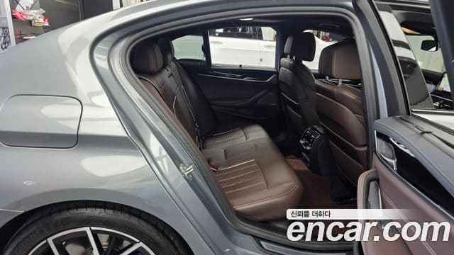 BMW 5 Series 2023 — Photo 24/35