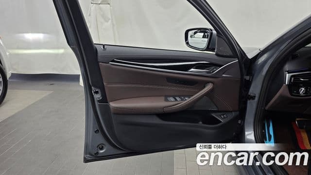 BMW 5 Series 2023 — Photo 32/35