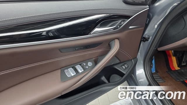 BMW 5 Series 2023 — Photo 19/35
