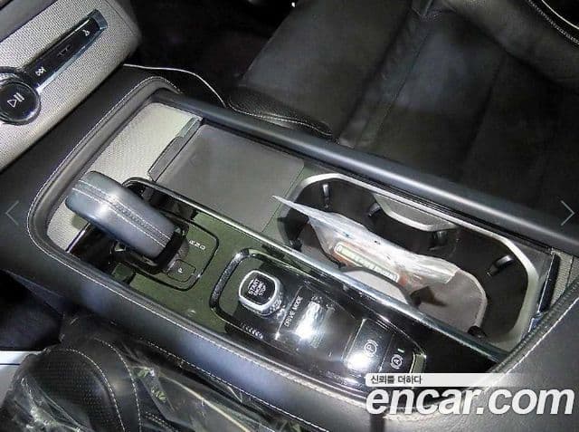 Volvo XC90 2020 — Photo 9/20