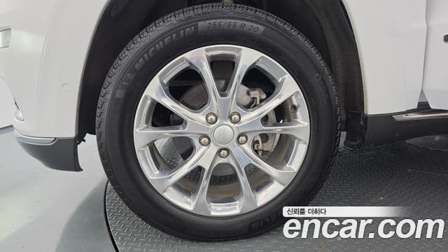 Jeep Grand Cherokee 2019 — Şəkil 27/37