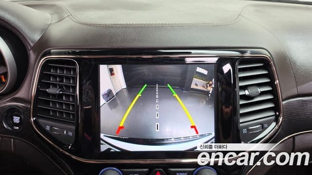 Jeep Grand Cherokee 2019 — Şəkil 16/37
