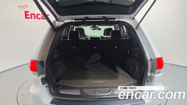 Jeep Grand Cherokee 2019 — Şəkil 28/37