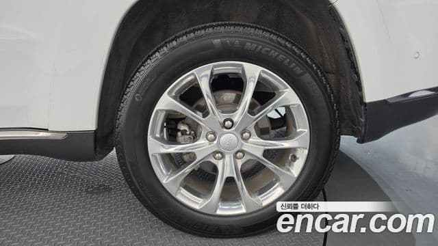 Jeep Grand Cherokee 2019 — Şəkil 22/37