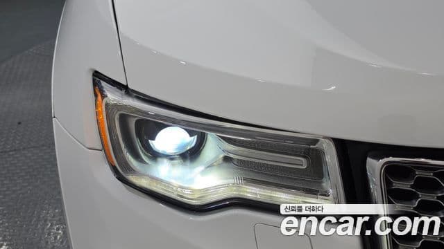 Jeep Grand Cherokee 2019 — Şəkil 25/37