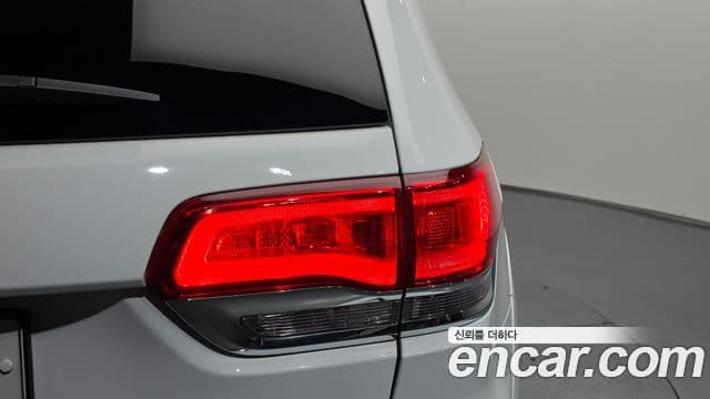Jeep Grand Cherokee 2019 — Şəkil 18/37