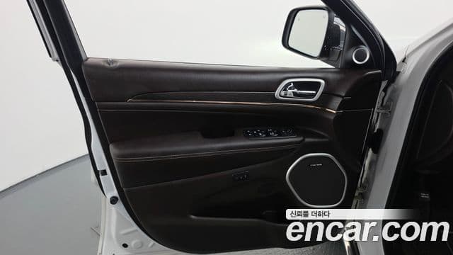 Jeep Grand Cherokee 2019 — Şəkil 24/37