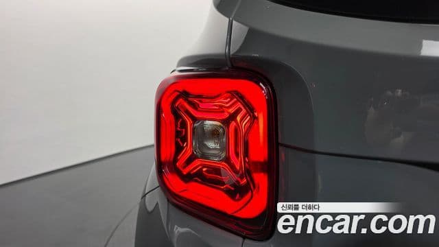 Jeep Renegade 2021 — Photo 31/35
