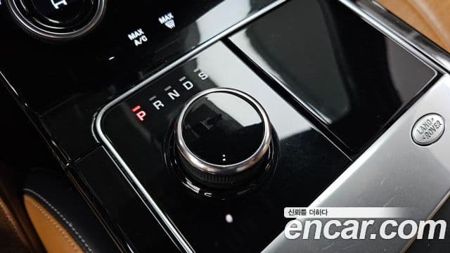 Land Rover Range Rover Velar 2019 — ფოტო 25/38