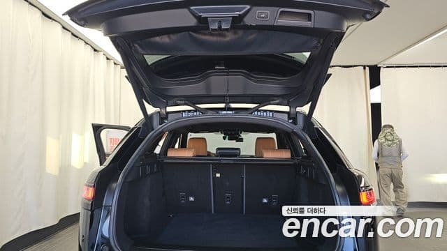 Land Rover Range Rover Velar 2019 — ფოტო 12/38