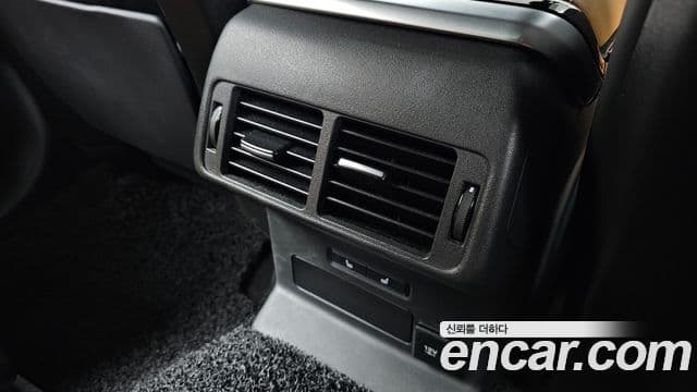 Land Rover Range Rover Velar 2019 — ფოტო 24/38