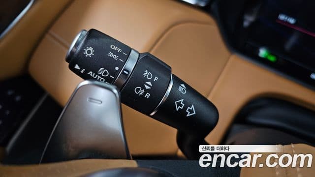 Land Rover Range Rover Velar 2019 — ფოტო 16/38
