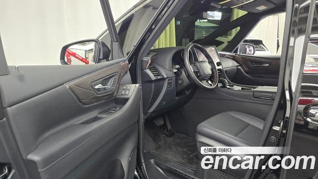 Toyota Alphard 2025 — Фото 10/20